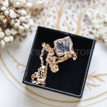 Load image into Gallery viewer, Fashionable clear quartz necklace crystal healing rock Necklace women